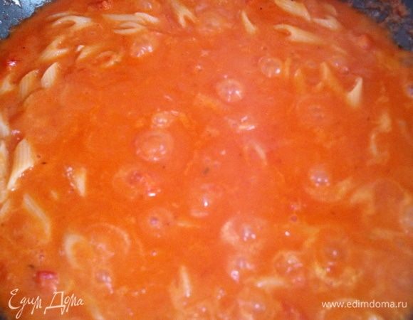 Постоянно аккуратно помешивая, закончить готовить пасту в сковороде. Примерно 1,5–2 минуты. Так паста впитает в себя жидкую часть соуса, и соус хорошо забьется в пустоты пасты.