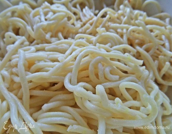 Итак, осталась внушительная порция спагетти, и все знают, что их лучше подавать свежесваренными, так что вот мой вариант, как использовать.