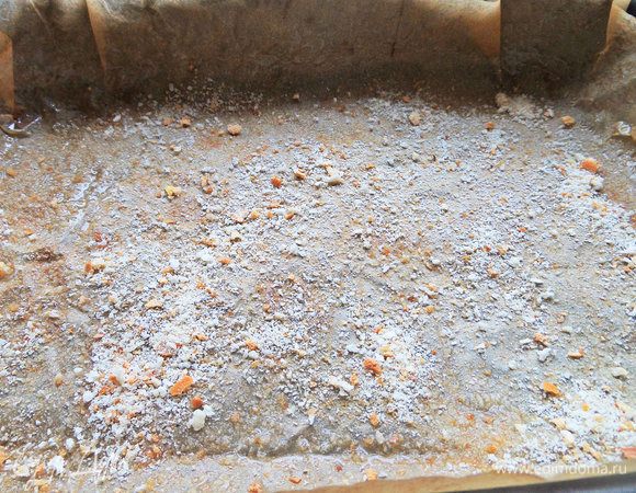 Обильно смазать пергамент оливковым маслом в форме, посыпать сухарями.