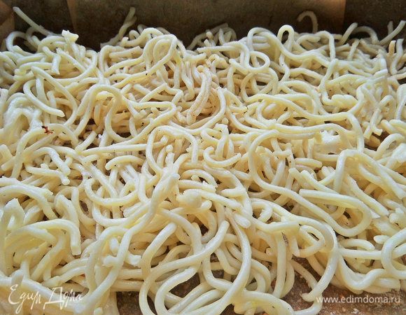 Распределяем макароны. Их мы тоже варили с добавлением оливкового масла.