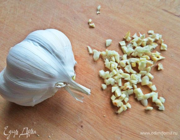 Чеснок измельчить.