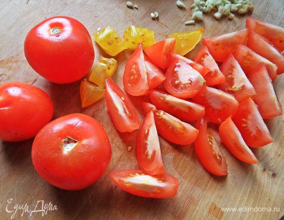 Томаты нарезать.