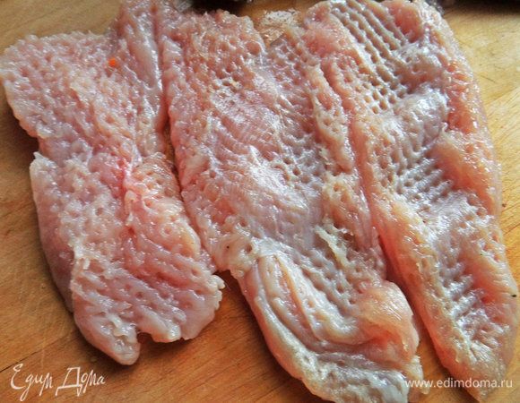 Куриное филе разрезать вдоль, отбить.