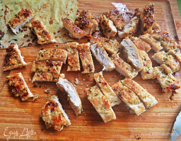 Обжарить с приправами для курицы с двух сторон, нарезать.