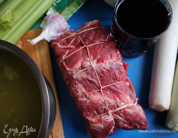 Перевязать кулинарной нитью, посолить, поперчить. Овощи (порей, стебли сельдерея) помыть. Чеснок почистить.