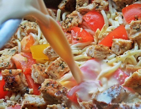 Залить смесь в форму.