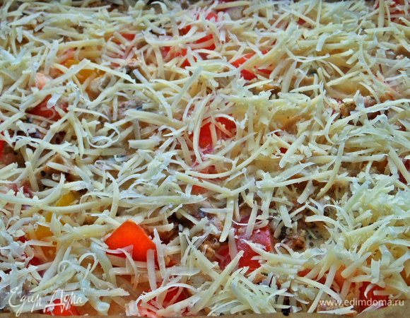 Посыпать густо сыром.