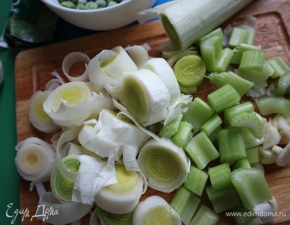 Овощи (порей, стебли сельдерея, чеснок) нарезать на кусочки средней величины.
