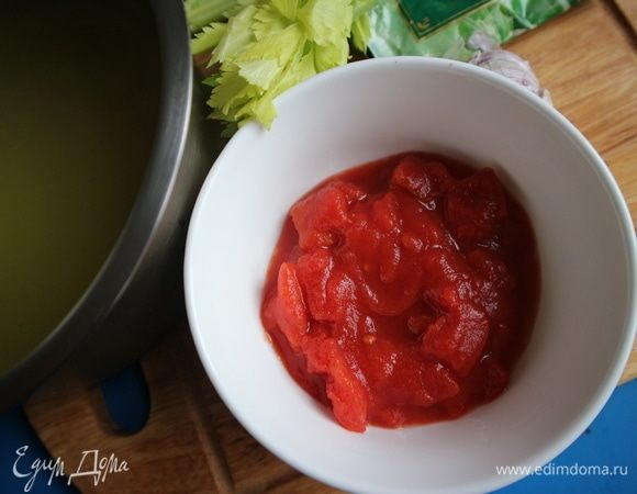 Понадобится помидорная пассата и зеленый горошек.