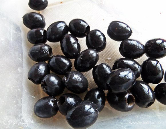 Для подачи. Маслины процедить.