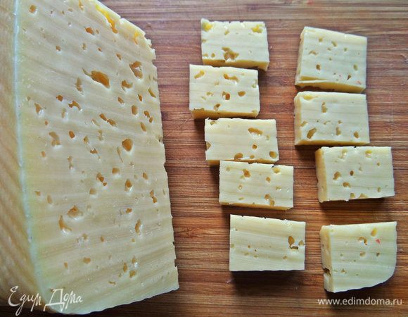 Сыр нарезать квадратиками.