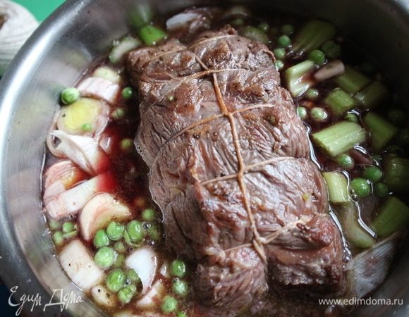 Мясо заливаем вином (примерно 1,5 стакана), бульоном, которого надо взять столько же. Положить овощи (чеснок, порей, горошек, сельдерей, томатную пассату). Поставить на  огонь, дать закипеть, убавить огонь до минимального. Накрыть крышкой, оставить на 1 час.