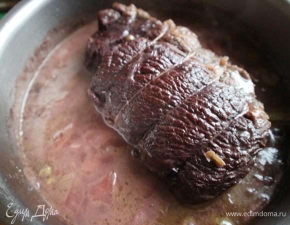 Таким будет мясо через час. Подлить немного бульона, вина. Накрыть крышкой. Периодически проверяйте мясо, не надо ли добавить жидкости, полейте его образовавшимся соусом. 