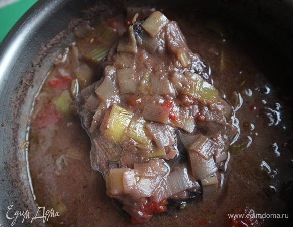 Пошло 2,5 часа от начала процесса, соус загустел, овощи стали мягкими и нежными. Можно снять крышку и немного выпарить соус. Периодически поливать мясо образовавшимся соусом. Добавить сушеный розмарин. Через 30 минут можно выключить газ.