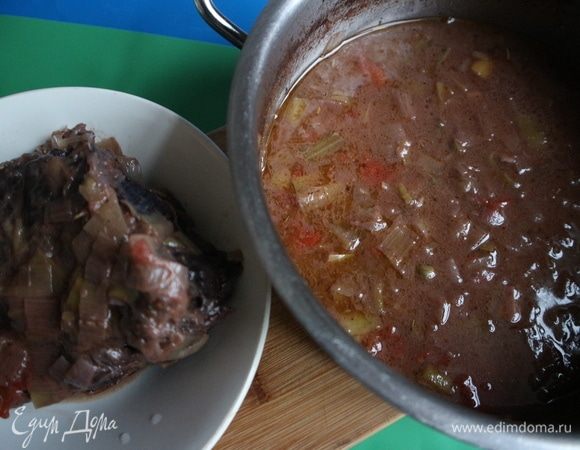 Мясо после трехчасового томления можно вынуть. Дать соусу чуть-чуть остыть. Снять кулинарную нить с мяса.