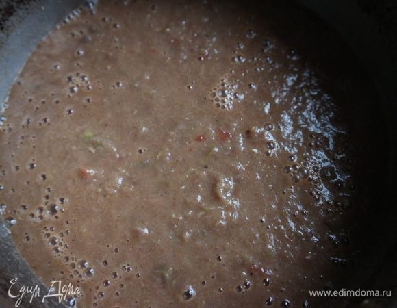 Погруженным блендером измельчить соус.