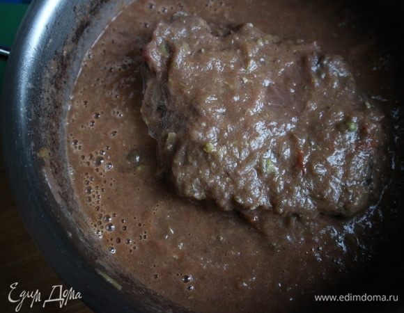 Положить мясо в соус, накрыть крышкой.