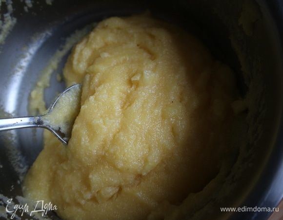 Приготовить поленту. В кипящую подсоленную воду, в которую добавлено оливковое масло, всыпать крупу. Варить на медленном огне, постоянно помешивая, 5 минут.