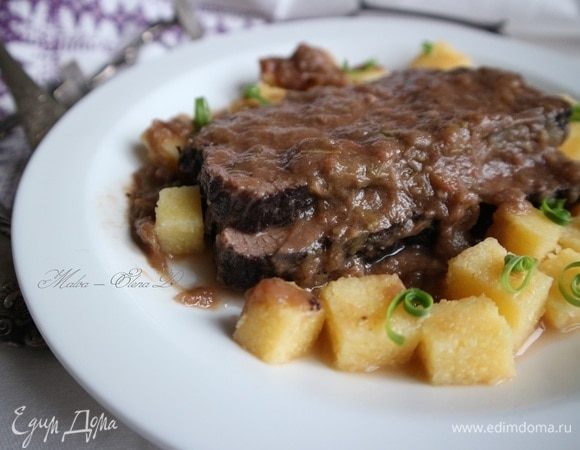Мясо порезать, подавать порционно, полив соусом. 