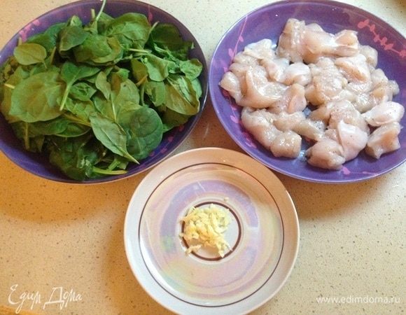Курицу нарезать кусочками, посолить и поперчить. Шпинат промыть и обсушить. Чеснок мелко порубить. Пенне отварить.