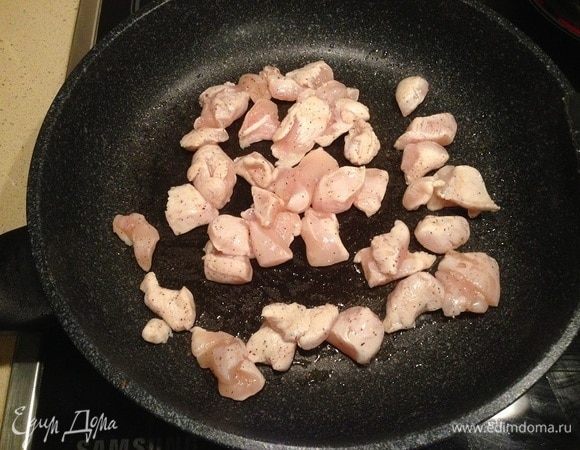 Курицу обжарить на оливковом масле в хорошо разогретой сковороде до готовности. Отложить в сторону.