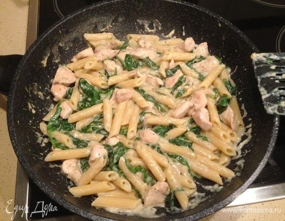 Добавить пенне и перемешать. Сверху можно посыпать тертым твердым сыром (лучше брать пармезан).