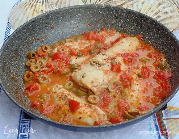 Рыбный соус готов, можно его оставить так и подать как второе блюдо с хлебом или разломать филе на кусочки и подать с гарниром.