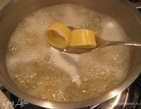 Для соуса я приготовила пасту, отварить по времени согласно инструкции на упаковке. Рыбу лопаткой разломать на небольшие кусочки, пасту слить, смешать с соусом.