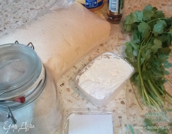 Тесто было приготовлено заранее (грешу тем, что делаю много, а потом замораживаю на сутки-двое): айран подогреть немного (еле теплый), добавить яйцо,  муку, 1 ч. л. соли, 0,5 ч. л. соды, советую добавить 1 ч. л. быстрорастворимых дрожжей (добавляются в муку) и ст. л. растительного масла. Все перемешать, оставить минут на 15-20 дойти. Вместо айрана можно использовать кефир — жидкий, на крайний случай просто воду.