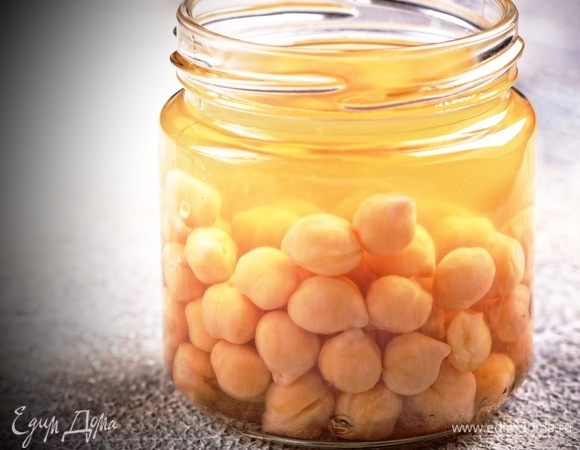 Можно использовать консервированный нут. Я же нут отвариваю сама. Для этого поместить сухой нут в холодную воду минимум на 8–12 часов., периодически меняя воду. Затем варить нут 1,5–2 часа в кастрюле под закрытой крышкой на медленном огне, посолить в конце варки. Нут готов! Некоторое количество отвара оставить.