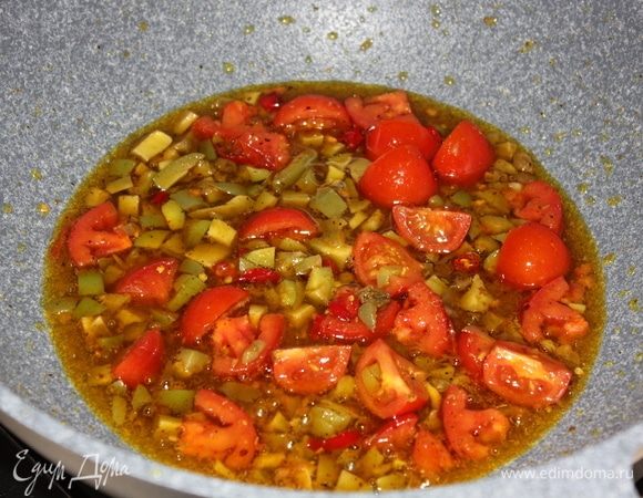 за 1,5–2 минуты до того как нужно доставать спагетти, поставьте снова ароматное масло на огонь чуть выше среднего, всыпьте туда нарезанные каперсы, пеперончино, оливы, помидоры, подогрейте масло. 