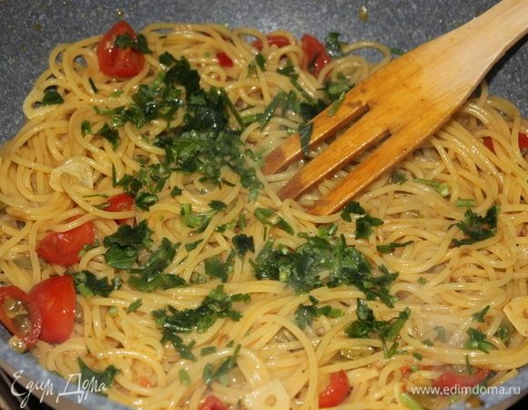 В конце приготовления добавьте порубленную свежую петрушку, хорошо перемешайте.