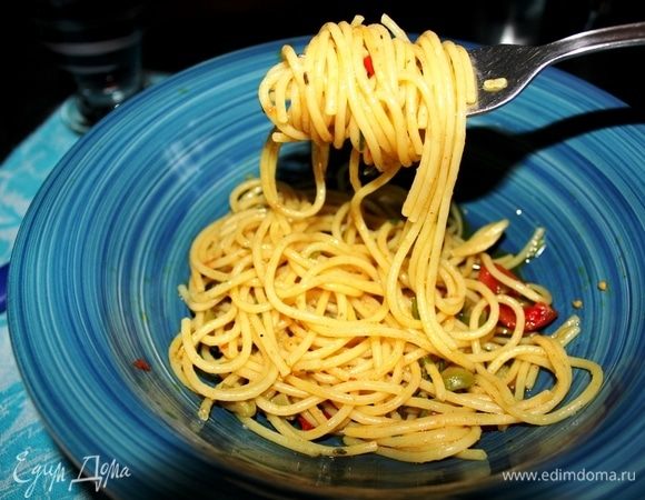 Подавайте в глубоких блюдах. Очень нравится накручивать спагетти на вилку, и так гораздо вкуснее! Приятного вам аппетита! 
Buon appetito!