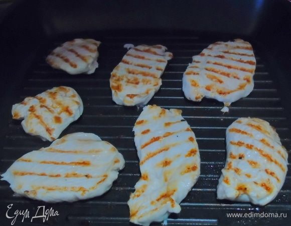 Мясо нарежьте кусочками и слегка отбейте. Обжарьте на сковороде-гриль с двух сторон.