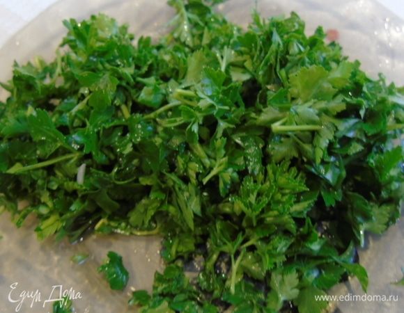 Петрушку вымойте и нарежьте.