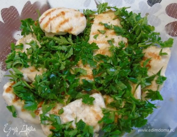 В емкость укладываем слой мяса, солим и перчим, посыпаем петрушкой.