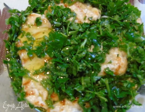 Затем опять слой мяса, солим перчим и посыпаем петрушкой, так чередуем слои, пока мясо не закончится. Заливаем все оливковым маслом. Также, при желании, можете добавить немного белого вина. 