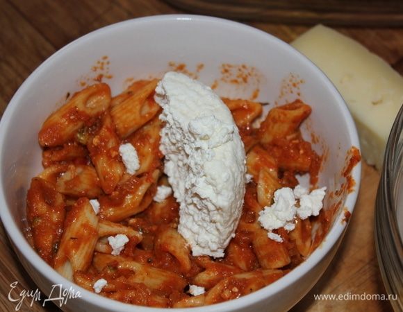 Возьмите из холодильника «Пенне алла пепероната», оставшиеся со вчерашнего дня. Добавьте 70 г твердой рикотты, перемешайте. Вот ссылка на рецепт «Пенне алла пепероната»: https://www.edimdoma.ru/retsepty/106520-penne-alla-peperonata.