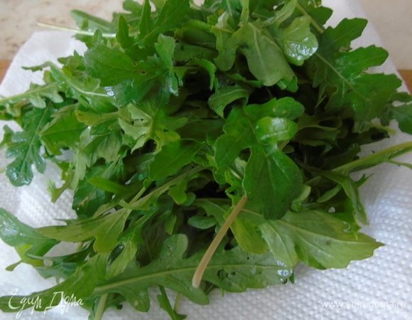 Руколу помойте и просушите.