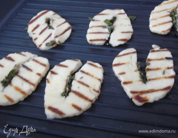 Сыр халуми или панир обжарьте на гриле.