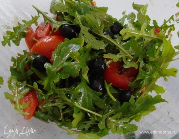 Добавляем оливки, заправляем и перемешиваем.