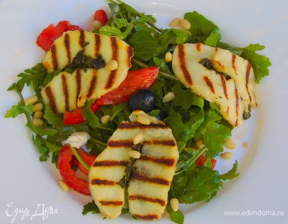 Сверху выкладываем сыр и посыпаем орешками.