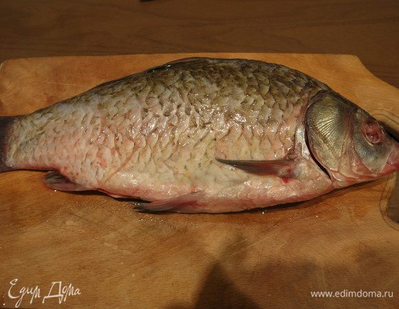 Рыбу чистим: вырезаем жабры, потрошим, очищаем от чешуи, моем.