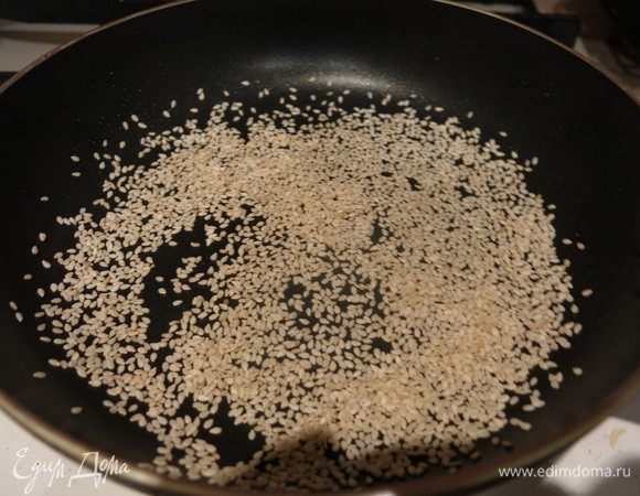 Кунжут прогреваем на сухой сковородке. При нагревании раскрывается аромат кунжута.