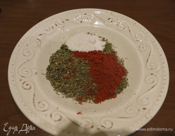 Берем соль, травы и паприку. В состав итальянских трав входит орегано, базилик, тмин, сушеный чеснок, петрушка, лук репчатый.