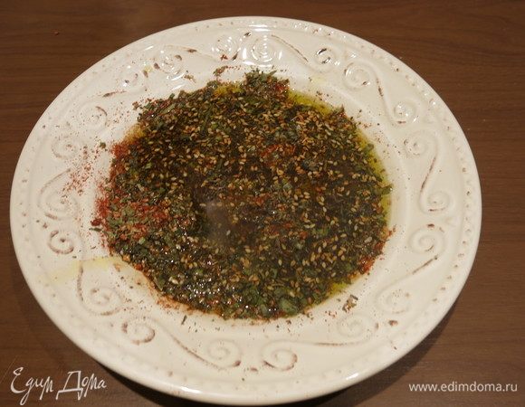 Добавляем к пряной смеси кунжут. Заливаем маслом. 