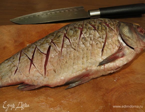 На рыбе делаем надрезы, чтобы косточки вышли.