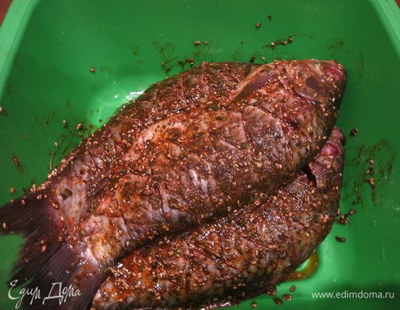 Обмазываем рыбки соусом, ставим в холодильник на 60 минут.