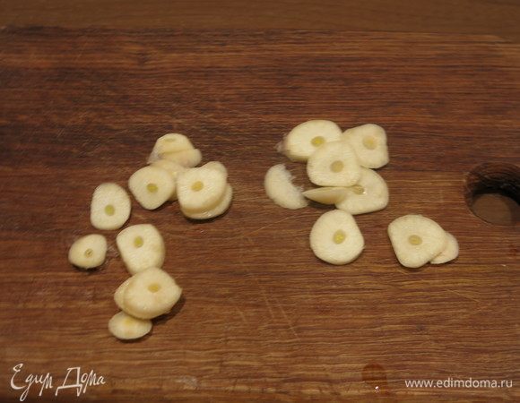 Нарезаем чеснок.