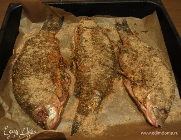 Посыпаем рыбки сухарями.